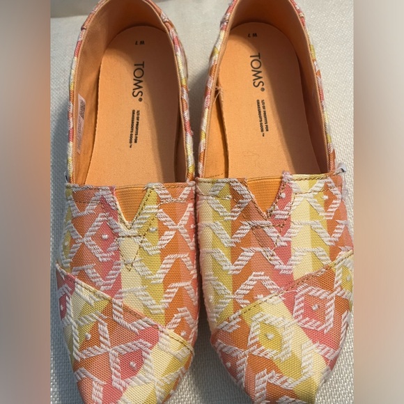 NWT Toms Women’s Alpargata Size 7 in Orange- Yellow Print - Picture 3 of 8